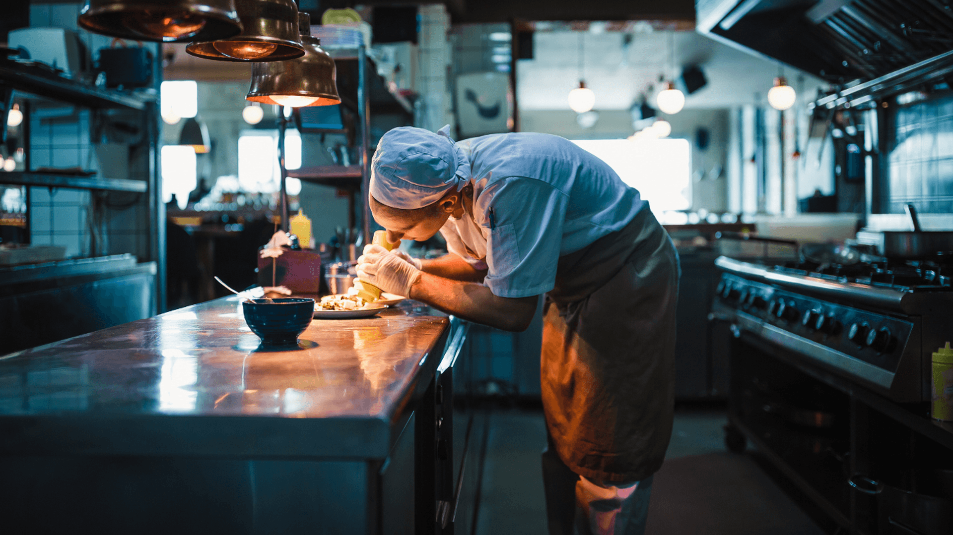 En kock i ett restaurangkök